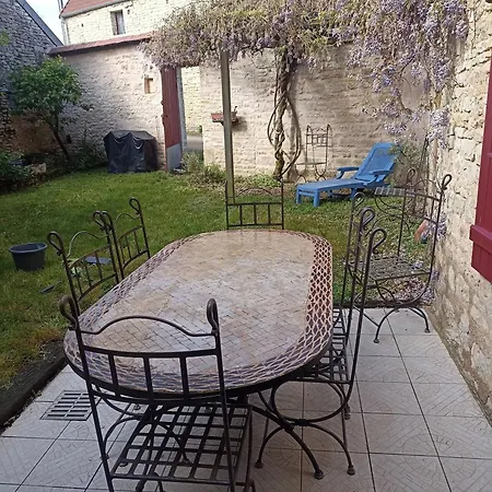 Holiday home Charming 4-bedroom House Near Burgundy Canal *